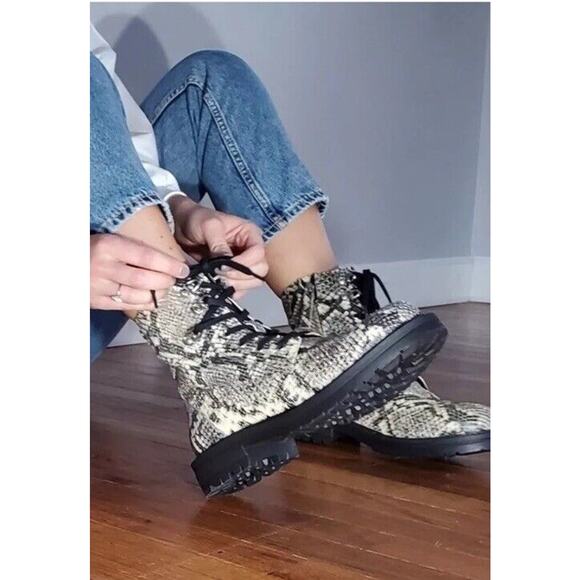 DV Dolce Vita Fume Women’s Chunky Platform Boots SZ 7.5 Snake Print Black White - Picture 2 of 10